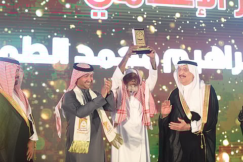 ماذا فعل مذيع "العربية" محمد الطميحي مع والده أثناء تسليم جوائز جازان للتفوق؟
