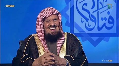 "المنيع": الرسول لبس العقال الأبيض والأسود.. لكن العادات قاهرات!