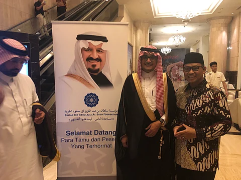 شاهد.. صورة "سلطان بن عبدالعزيز" تزين أكبر فنادق العاصمة الإندونيسية