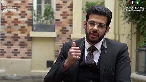 فيديو.. جراح سعودي يزيل ورماً دماغياً معقداً ويحدث المريض أثناء العملية