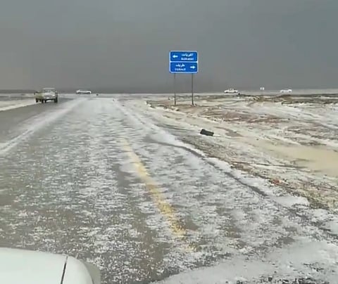 عقب موجة الغبار.. طريف والقريات وطبرجل والقرى التابعة لها تتزين بالبرد