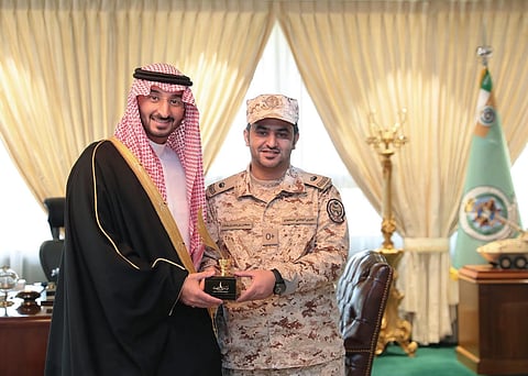 "عبدالله بن بندر" يستقبل الرائد "بن بتلاء" الفائز بمسابقة فرسان القصيد