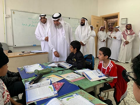 شاهد.. "اللهيبي" يفاجئ مدارس في الطائف بزيارة صباحية