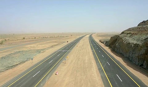 "العامودي" يتفقد مشاريع الطرق في القنفذة ويقف على طريق "جدة - جازان" السريع