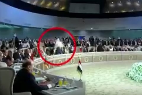 شاهد.. لحظة مغادرة "تميم" للقمة العربية احتجاجاً على انتقاد تركيا