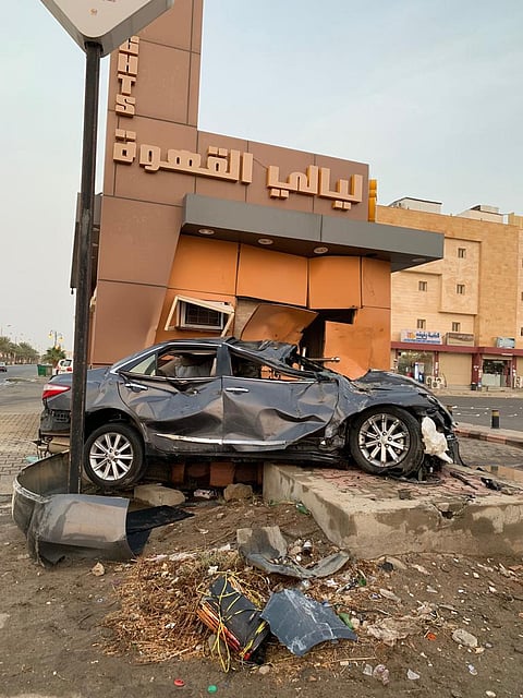 شاهد من جازان .. حادث مروري يصيب 3 ويقتلع صرّافة ويحطم محل قهوة