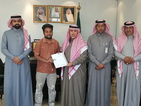 حصول أول شاب بتبوك على شهادة مهنية بمهنة "دهان مبانٍ"