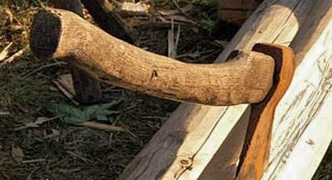 مواطن يعتدي بـ "الفأس" على موظف ببلدية القوز