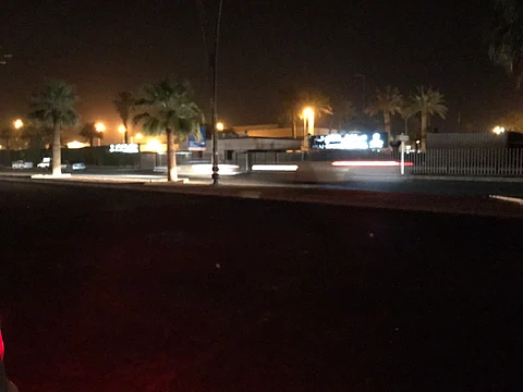 شاهد.. البرق يضيء سماء الأفلاج بعد انقطاع الكهرباء بسبب الأمطار
