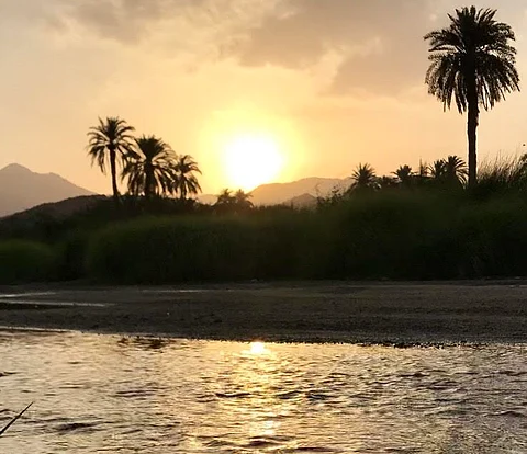 شاهد .. مقطع مُبهر بخاصية الـ"تايم لابس" للحظة الغروب بوادي "قنونا"