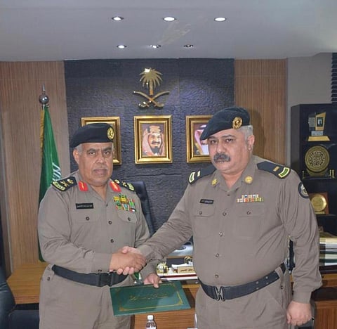 "العتيبي" يُكَرّم رئيس الرقباء طلال الزهراني