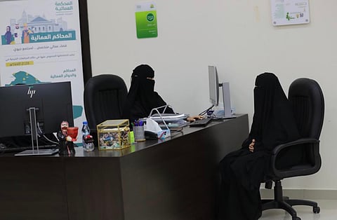 موظفات "عماليّة الرياض" يخدمن المستفيدات ويصلحن بين المتخاصمات