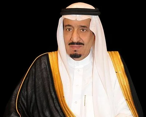خادم الحرمين يبعث برقية شكر لملك البحرين إثر مغادرته المنامة