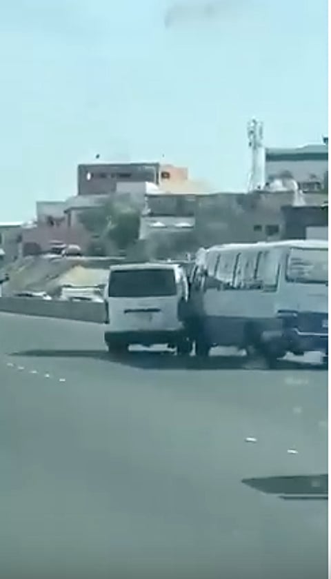 عرّضا أرواح الطالبات للخطر.. مرور جدة يضبط قائدي حافلتي "المضايقة والاصطدام"