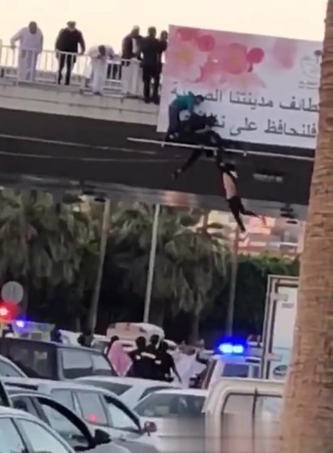 نشرها بـ"سناب".. مواطن يهدد بالانتحار من كوبري بالطائف والأمن يغافله