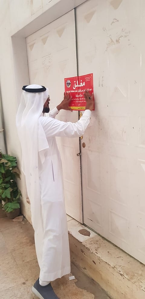 شاهد من الجموم.. مداهمة معمل يغلف ويعبئ عسلاً وزيوتاً منتهية