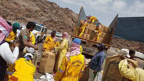 شاهد .. مكافحة التبغ ببيشة تضبط وتتلف 18 طنًا من مادة التنباك الممنوعة