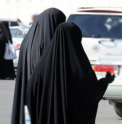 تصرفات غريبة تكشف رجلاً في تبوك يتسول بـ"زي نسائي"