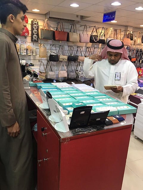 شاهد.. حملات مفاجئة بالرياض تضبط 172 مخالفة عمل وتُنذر 221 منشأة