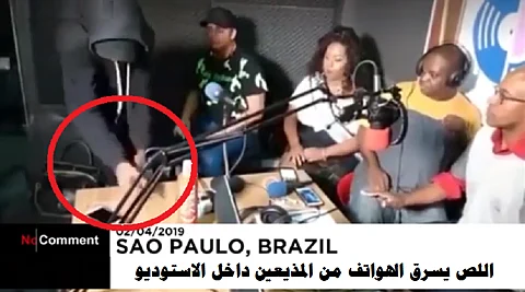 فيديو غريب.. بث وقائع سطو مسلح داخل استوديو على الهواء
