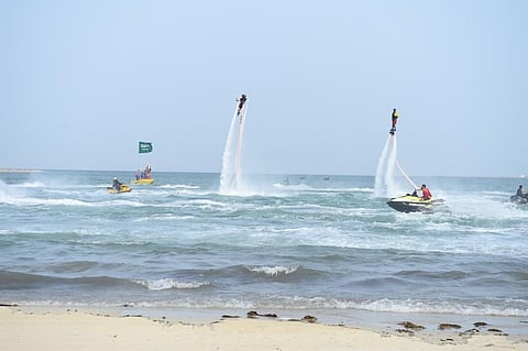 عروض الإنزال المظلي والدبابات والفلاي بورد تجذب زوار المهرجان البحري