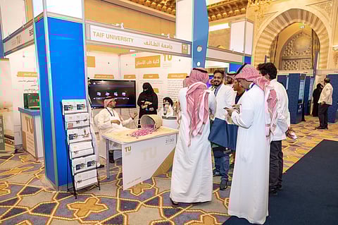 معرض مؤتمر مكة يستقبل زواره بنصائح تثقيفية في طب الأسنان