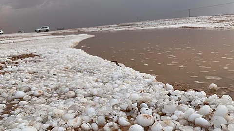 شاهد .. مياه الأمطار مصحوبة بالبرد الكثيف ترسم لوحة طبيعية خلابة برماح
