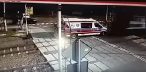 فيديو صادم .. وضع الإسعاف في مواجهة القطار وانتهى كل شيء