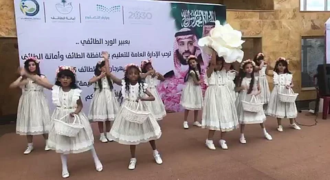 "الورد والغيمة" يعرض أعمال السجينات لزوار مهرجان الورد بالطائف