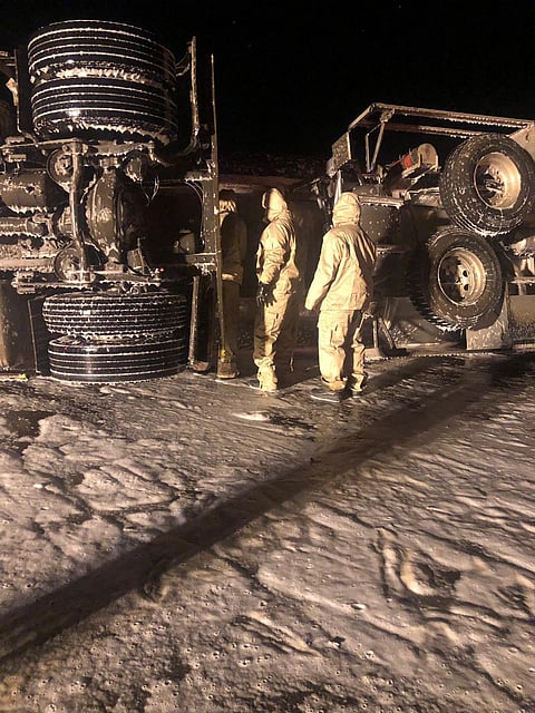 شاهد .. انقلاب ناقلة وقود بطريق "تبوك - الجوف" و"المدني" يحيّد الخطر