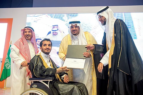 بالفيديو.. خريج متفوق من ذوي الهمم: عامِلونا كالموظفين العاديين