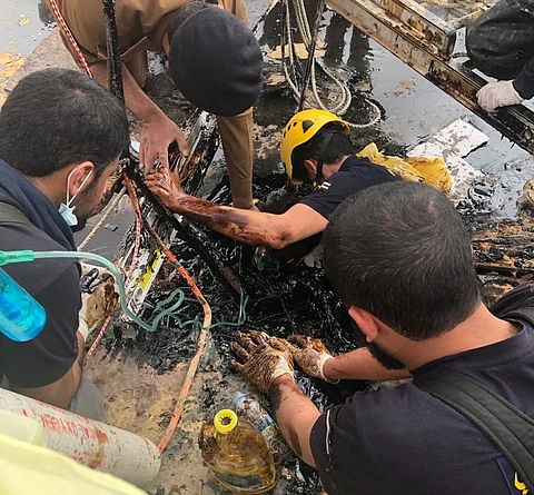 5 ساعات لإنقاذ مقيم سقط في حفرة "قار" بدومة الجندل
