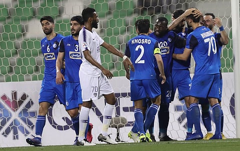 برأسيتين.. الهلال يخسر أمام الاستقلال ويستمر متصدراً