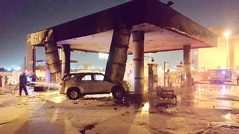 النيران تلتهم محطة وقود بجدة.. والمدني يسيطر دون خسائر بشرية