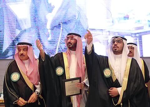 لحظة مؤثرة .. وزير الحرس يشارك طالباً البحث عن والده .. أم تبكي وهنا القصة