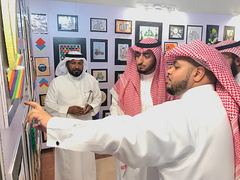 شاهد.. 300 عمل تشكيلي تزين أركان المعرض الفني بتعليم الأفلاج