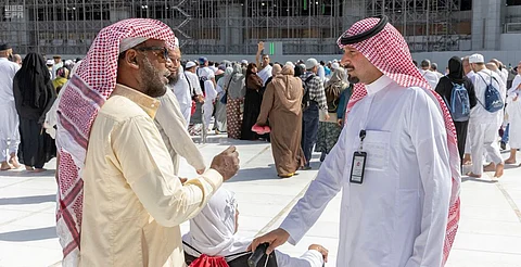 شاهد جهود معالجة الظواهر السلبية بالحرم .. 50 موظفاً و24 ساعة عمل