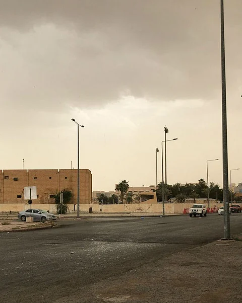 بدأت الزخات.. هطولات خفيفة تلطّف أجواء العاصمة