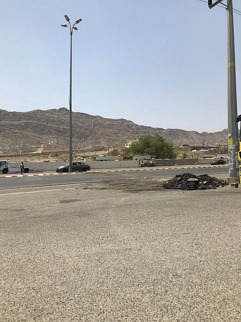 تزامنًا مع زيارة أمير عسير.. إزالة 38 مطبًا بشمال محايل