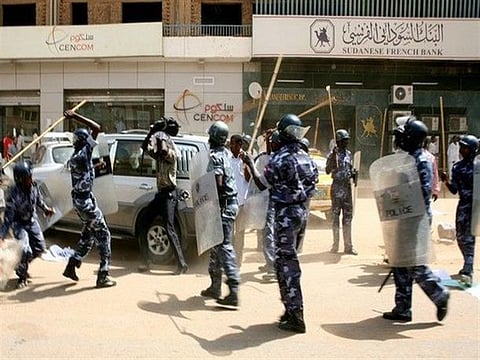 الأمن السوداني يطلق الغاز على المعتصمين أمام قيادة الجيش
