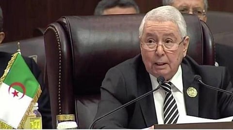 بعد دقائق من تنصيبه.. آلاف الجزائريين يتظاهرون ضد الرئيس المؤقت