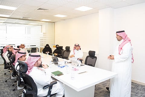 السياحة  تدرب منسوبيها على مهارة "التعامل مع الزائر"