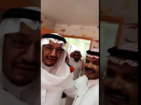 شاهد.. معلم يقبّل جبين وزير التعليم بعدما فاجأه بزيارة داخل فصله