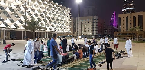 "الأمر بالمعروف" بالرياض تواصل تأمين الأماكن العامة بالمصليات المتنقلة
