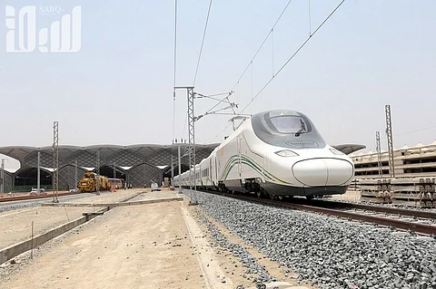 مكة.. أمن قطار الحرمين يحبط محاولة انتحار "بنجلاديشي" جلس على مسار الطريق
