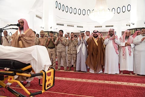 نائب أمير جازان يؤدي صلاة الميت على وكيل رقيب "بلغيث"