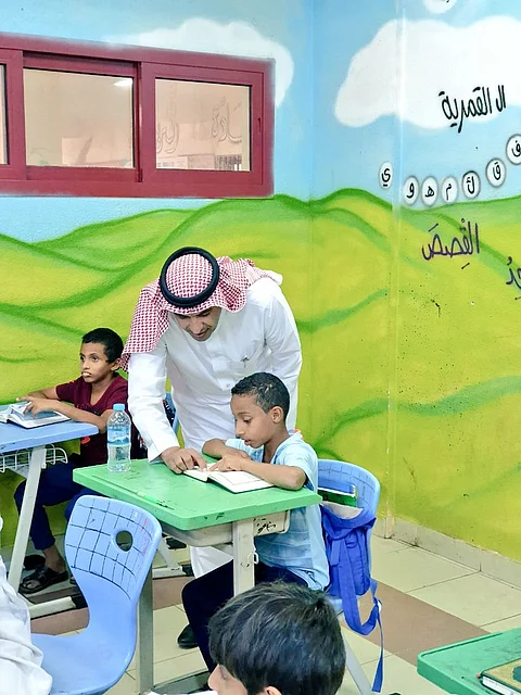 صامطة.. "قران" يقبل جبين ابن الشهيد "دغريري" بالحد الجنوبي