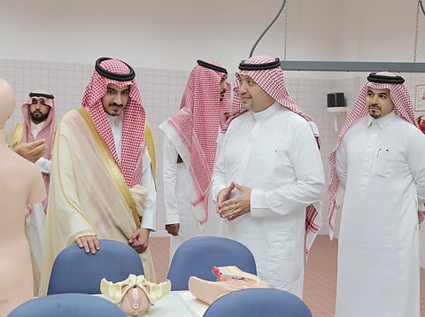 "بدر بن سلطان" يزور كلية البترجي للعلوم الطبية بجدة