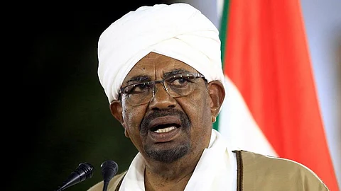 محكمة الجنايات الدولية تطالب بتسليم "البشير" لمحاكمته
