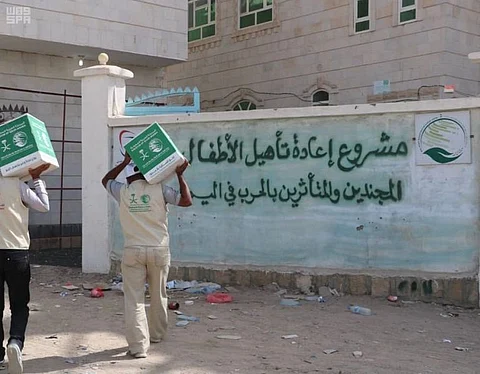 مأرب .. مركز الملك سلمان للإغاثة يوزع 360 سلة غذائية على أسر الأطفال المعاد تجنيدهم
